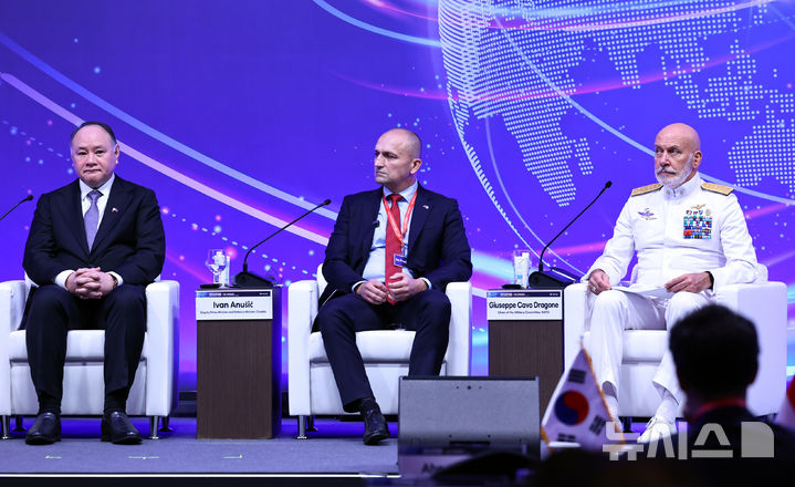 [서울=뉴시스] 북대서양조약기구(NATO·나토) 군사위원장이 러시아의 거듭된 핵추진 전략 무기 발표에 대해 "우리는 32개국과 10억명의 국민을 방어할 준비가 돼있다"고 밝혔다. 사진은 주세페 카보 드라고네 나토 군사위원장(오른쪽)이 지난 9월9일 서울 중구 소공동 롯데호텔에서 열린 2025 서울안보대화에 길베르토 테오도로 필리핀 국방장관(왼쪽), 이반 아누시치 크로아티아 부총리 겸 국방장관과 함께 참석한 모습. 2025.11.03. myjs@newsis.com