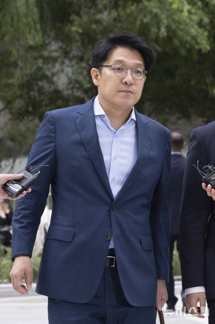 [서울=뉴시스] 김근수 기자 = 김상민 전 부장검사가 9일 서울 종로구 광화문 김건희 특검팀(특별검사 민중기)에 피의자 신분으로 조사를 받기 위해 출석 하고 있다. 2025.09.09. ks@newsis.com