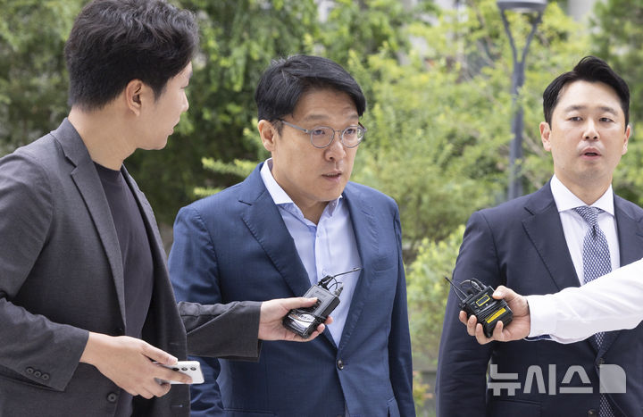 [서울=뉴시스] 김근수 기자 = 김상민 전 부장검사가 9일 서울 종로구 광화문 김건희 특검팀(특별검사 민중기)에 피의자 신분으로 조사를 받기 위해 출석 하고 있다. 2025.09.09. ks@newsis.com