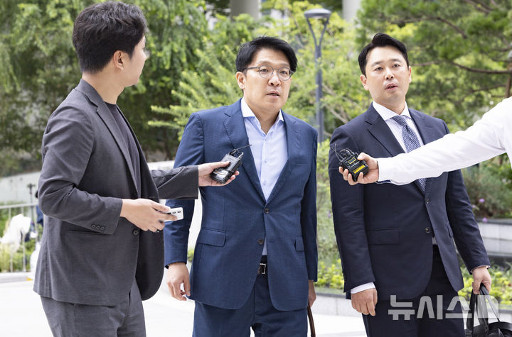 [서울=뉴시스] 김근수 기자 = 김상민 전 부장검사가 9일 서울 종로구 광화문 김건희 특검팀(특별검사 민중기)에 피의자 신분으로 조사를 받기 위해 출석 하고 있다. 2025.09.09. ks@newsis.com