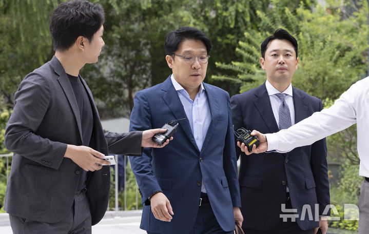 [서울=뉴시스] 김근수 기자 = 김상민 전 부장검사가 9일 서울 종로구 광화문 김건희 특검팀(특별검사 민중기)에 피의자 신분으로 조사를 받기 위해 출석 하고 있다. 2025.09.09. ks@newsis.com