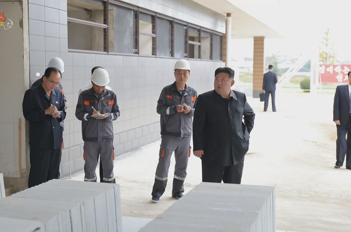 [서울=뉴시스] 북한 조선중앙TV는 지난 8일 김정은 국무위원장이 평안북도 구성시 병원 공사 현장을 방문해 현지지도 했다고 9일 보도했다. (사진=조선중앙TV 캡쳐) 2025.09.09. photo@newsis.com *재판매 및 DB 금지