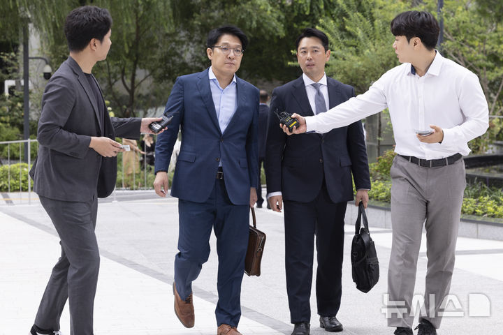 [서울=뉴시스] 김근수 기자 = 김상민 전 부장검사가 9일 서울 종로구 광화문 김건희 특검팀(특별검사 민중기)에 피의자 신분으로 조사를 받기 위해 출석 하고 있다. 2025.09.09. ks@newsis.com