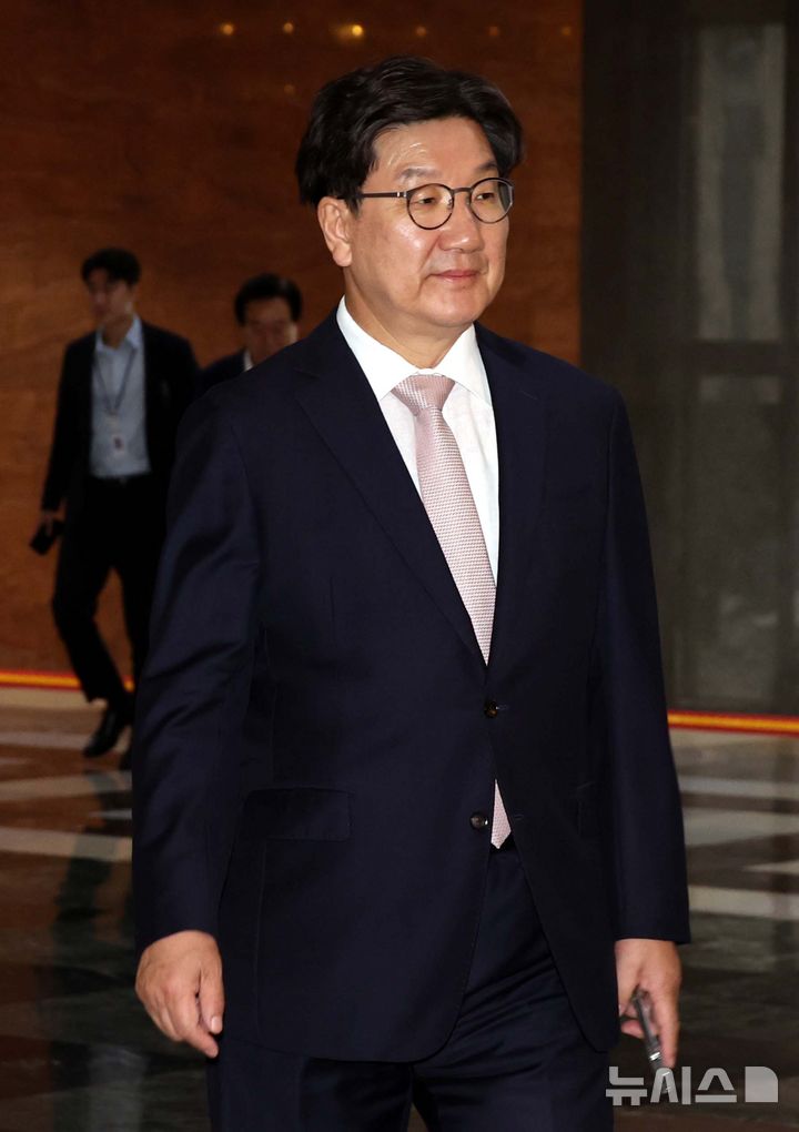 [서울=뉴시스] 조성봉 기자 = 권성동 국민의힘 의원이 9일 오전 서울 여의도 국회 본회의장으로 향하고 있다. 2025.09.09. suncho21@newsis.com