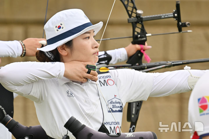 [광주=뉴시스] 이영주 기자 = 9일 오전 광주 남구 광주국제양궁장에서 열린 광주2025현대세계양궁선수권대회 리커브 남녀 개인 예선, 대한민국 국가대표 강채영이 활시위를 당기고 있다. 2025.09.09. leeyj2578@newsis.com