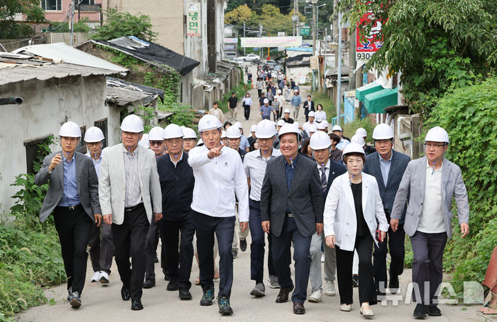 [서울=뉴시스] 황준선 기자 = 오세훈 서울시장이 9일 오전 서울 노원구 백사마을 재개발사업 현장을 방문해 현장을 둘러보고 있다. 2025.09.09. hwang@newsis.com