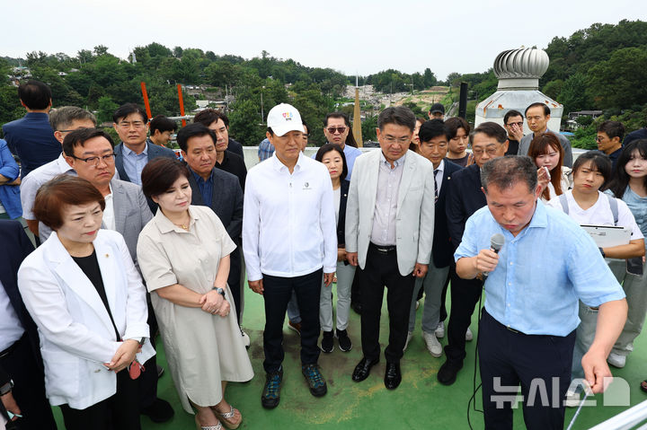 [서울=뉴시스] 황준선 기자 = 오세훈 서울시장이 9일 오전 서울 노원구 백사마을 재개발사업 현장을 방문해 관계자에게 설명을 듣고 있다. 2025.09.09. hwang@newsis.com