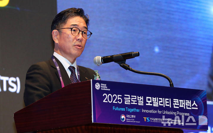 [서울=뉴시스] 김혜진 기자 = 정용식 한국교통안전공단 이사장이 9일 오전 서울 중구 웨스틴 조선호텔에서 열린 2025 글로벌 모빌리티 콘퍼런스에서 환영사를 하고 있다. 2025.09.09. jini@newsis.com