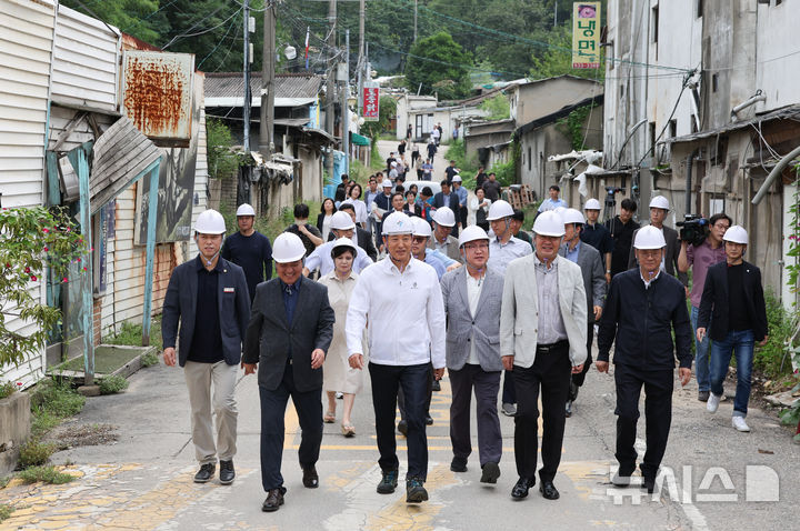 [서울=뉴시스] 황준선 기자 = 오세훈 서울시장이 9일 오전 서울 노원구 백사마을 재개발사업 현장을 방문해 현장을 둘러보고 있다. 2025.09.09. hwang@newsis.com