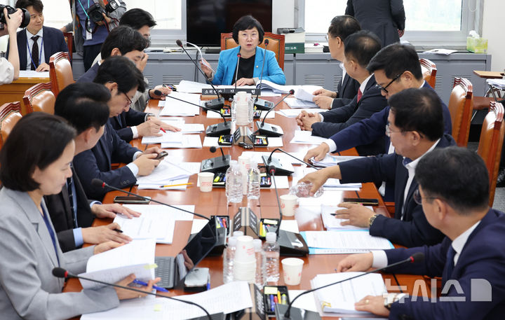 [서울=뉴시스] 김금보 기자 = 김현 국회 과학기술정보방송통신위원회 정보통신방송법안심사소위원회 위윈장이 9일 오전 서울 여의도 국회에서 열린 소위원회를 주재하고 있다. 2025.09.09. kgb@newsis.com