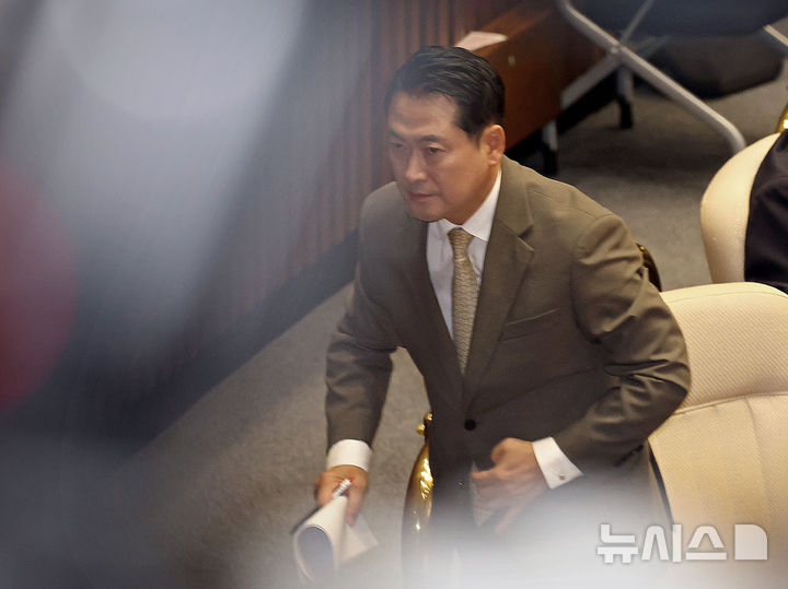 [서울=뉴시스] 김금보 기자 = 장동혁 국민의힘 대표가 9일 오전 서울 여의도 국회에서 열린 제429회국회(정기회) 제2차 본회의에서 정청래 더불어민주당 대표의 교섭단체 대표연설 도중 자리를 옮기고 있다. 2025.09.09. kgb@newsis.com