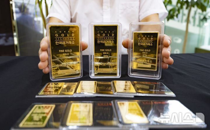 [서울=뉴시스] 김근수 기자 = 9일 서울 종로구 한국금거래소에서 직원이 골드바를 정리하고 있다.&nbsp; 최근 금 가격이 급등하면서 금융업계 일각에서는 미국 기준금리 인하 기대만으로도 연말에는 온스당 4천달러에 이를 수 있다는 전망이 나왔다. 2025.09.09. ks@newsis.com