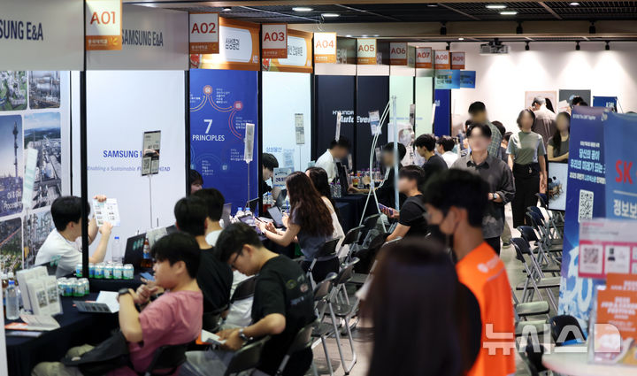 [서울=뉴시스] 홍효식 기자 = 9일 서울 중구 동국대학교 중앙도서관에서 취업박람회가 진행되고 있다. 2025.09.09. yesphoto@newsis.com