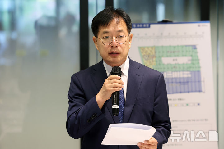 [서울=뉴시스] 박진희 기자 = 강정원 국립한글박물관 관장이 9일 서울 용산구 한글박물관 인근 한 식당에서 '박물관 화재 피해 복구계획 및 박물관 운영 방안' 등을 설명하고 있다. 2025.09.09. pak7130@newsis.com