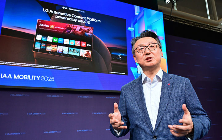 [서울=뉴시스] LG전자 은석현 VS사업본부장이 9일(한국 시간) 독일 뮌헨에서 열린 국제모터쇼 IAA 모빌리티 2025에서 '차량 내 경험의 재정의'를 주제로 콘퍼런스를 하고 있다. (사진=LG전자 제공) 2025.09.09. photo@newsis.com *재판매 및 DB 금지