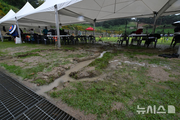 [광주=뉴시스] 이영주 기자 = 광주2025현대세계양궁선수권대회 리커브 남녀 개인 예선이 열리고 있는 9일 오전 광주 남구 광주국제양궁장 사로 주변으로 고인 빗물을 빼내기 위한 임시 수로가 파여있다. 2025.09.09. leeyj2578@newsis.com
