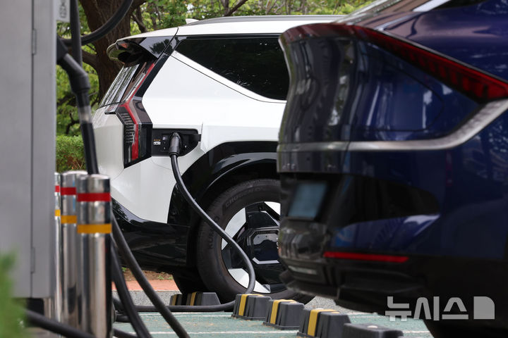 [서울=뉴시스] 권창회 기자 = 지난 9월9일 서울 여의도 국회에서 전기차가 충전되고 있다. 2025.09.09. kch0523@newsis.com