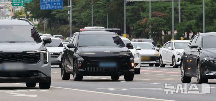 [서울=뉴시스] 유럽연합(EU)이 2035년부터 신규 내연기관 자동차 생산을 전면 금지하기로 한 정책을 사실상 철회한 가운데 세부 내용이 공개되면서 자동차 업계가 반발하고 있다고 18일(현지 시간) FT가 보도했다. 사진은 도로에서 전기차가 이동하는 모습. (사진=뉴시스DB) 2025.12.18.
