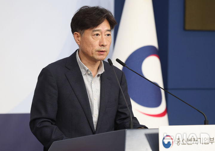 [서울=뉴시스] 추상철 기자 = 박용순 중소벤처기업부 중소기업정책실장이 지난 9월 9일 오후 서울 종로구 정부서울청사에서 '중소기업 기술탈취 근절 방안' 발표 브리핑을 하고 있다. 2025.12.19. scchoo@newsis.com