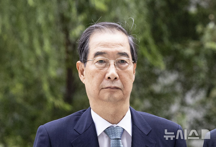 [서울=뉴시스] 김근수 기자 = 한덕수 전 국무총리가 9일 서울 종로구 광화문 김건희 특검팀(특별검사 민중기)에 참고인 신분으로 조사를 받기 위해 출석하고 있다. 2025.09.09. ks@newsis.com