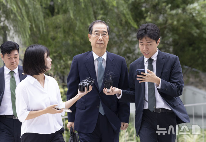 [서울=뉴시스] 김근수 기자 = 한덕수 전 국무총리가 9일 서울 종로구 광화문 김건희 특검팀(특별검사 민중기)에 참고인 신분으로 조사를 받기 위해 출석하고 있다. 2025.09.09. ks@newsis.com