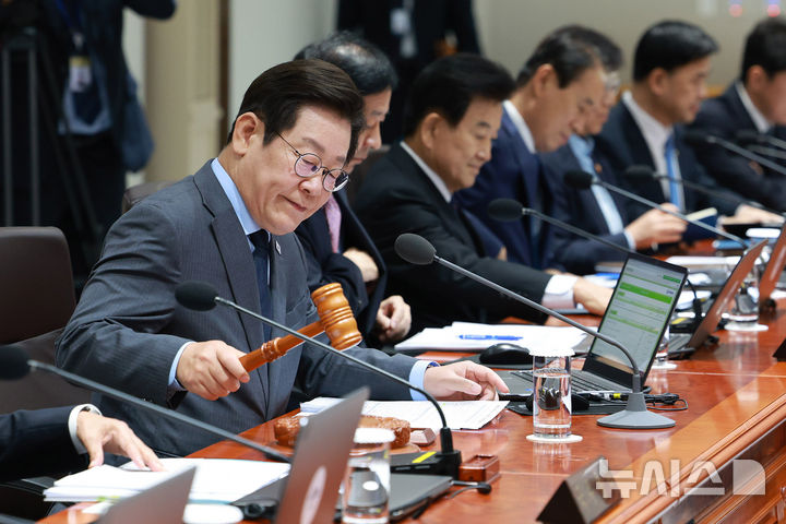 [서울=뉴시스] 고범준 기자 = 이재명 대통령이 9일 서울 용산 대통령실 청사에서 열린 제41회 국무회의에서 의사봉을 두드리며 개회 선언을 하고 있다. 2025.09.09. bjko@newsis.com