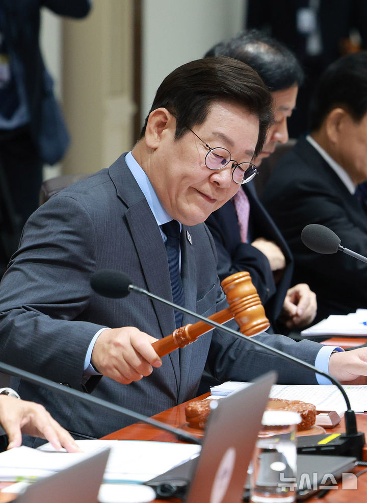 [서울=뉴시스] 고범준 기자 = 이재명 대통령이 9일 서울 용산 대통령실 청사에서 열린 제41회 국무회의에서 의사봉을 두드리며 개회 선언을 하고 있다. 2025.09.09. bjko@newsis.com