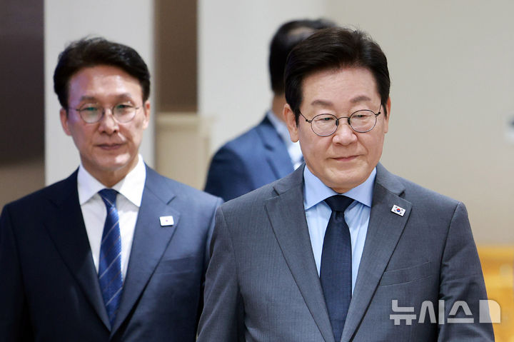 [서울=뉴시스] 고범준 기자 = 이재명 대통령이 9일 서울 용산 대통령실 청사에서 열린 제41회 국무회의에 입장하고 있다. 2025.09.09. bjko@newsis.com