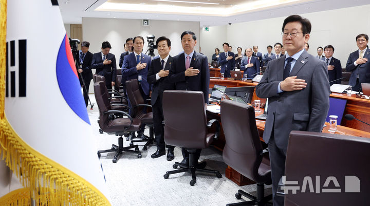 [서울=뉴시스] 고범준 기자 = 이재명 대통령이 9일 서울 용산 대통령실 청사에서 열린 제41회 국무회의에서 참석자들과 국민의례를 하고 있다. 2025.09.09. bjko@newsis.com