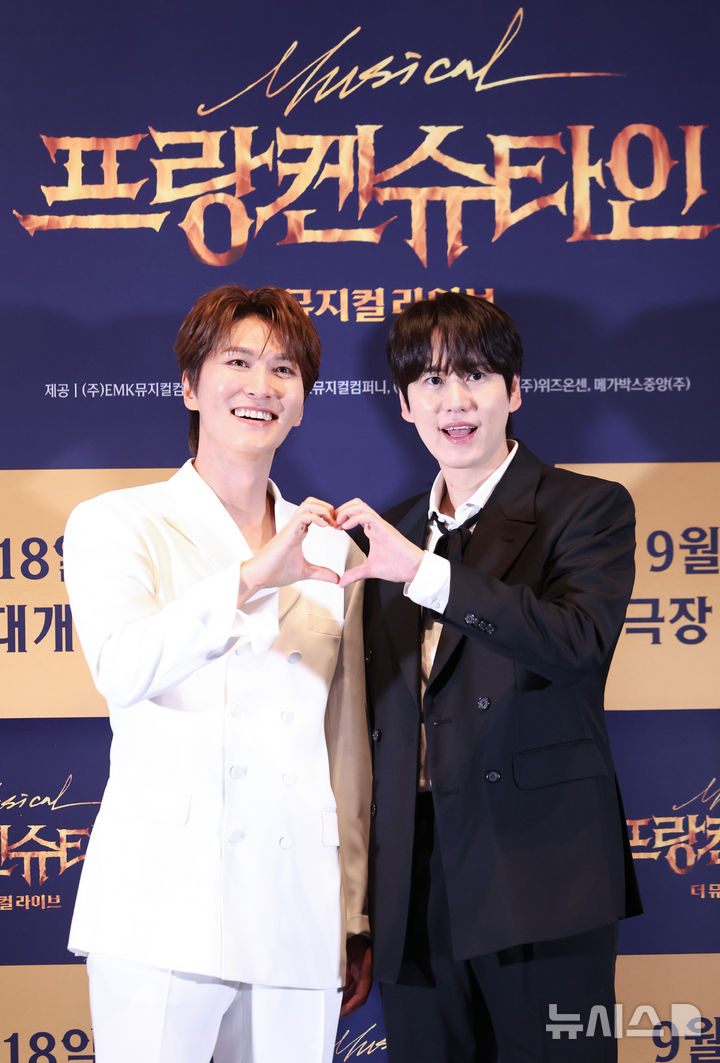 [서울=뉴시스] 황준선 기자 = 배우 박은태(오른쪽)와 규현이 9일 서울 성동구 메가박스 성수점에서 열린 ‘프랑켄슈타인 : 더 뮤지컬 라이브‘ 개봉 기자간담회에서 포즈를 취하고 있다. 2025.09.09. hwang@newsis.com