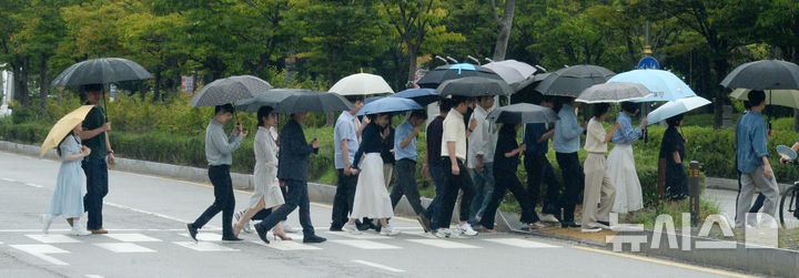 [전주=뉴시스] 김얼 기자 = 시원한 가을비가 내린 9일 전북 전주시 효자로에서 시민들이 우산으로 비를 피하며 길을 지나고 있다. 2025.09.09. pmkeul@newsis.com