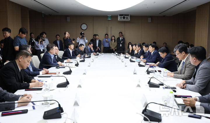 [서울=뉴시스] 김진아 기자 = 오기형 더불어민주당 코스피5000 특위 위원장이 9일 서울 중구 대한상공회의소에서 열린 더불어민주당 코스피5000 특위·경제형벌민사책임합리화TF-경제8단체 간담회에서 발언하고 있다. 2025.09.09. bluesoda@newsis.com