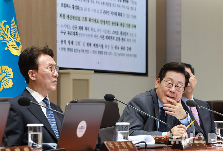 [서울=뉴시스] 고범준 기자 = 이재명 대통령이 9일 서울 용산 대통령실 청사에서 열린 제41회 국무회의에서 민생경제 회복·안정 대책 토론 중 윤호중 행정안전부 장관의 발언을 듣고 있다. 2025.09.09. bjko@newsis.com