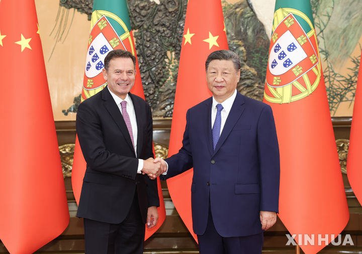 [베이징=신화/뉴시스] 시진핑 중국 국가주석이 9일 베이징 인민대회당에서 중국을 방문한 루이스 몬테네그루 포르투갈 총리와 회담을 갖고 악수하고 있다. 2025.09.09