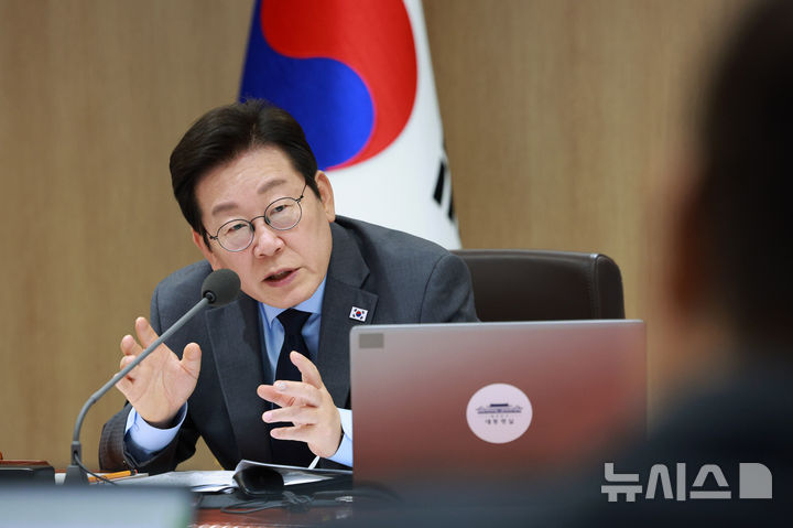 [서울=뉴시스] 고범준 기자 = 이재명 대통령이 9일 서울 용산 대통령실 청사에서 열린 제41회 국무회의에서 민생경제 회복·안정 대책 토론 발언을 하고 있다. 2025.09.09. bjko@newsis.com