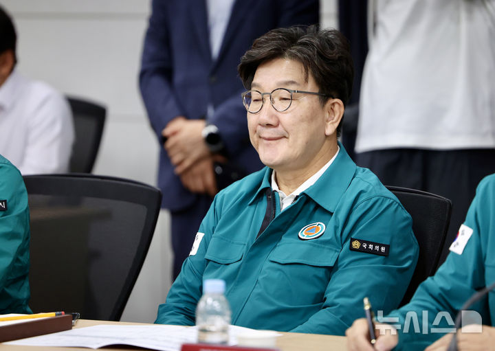 [강릉=뉴시스] 김명년 기자 = 권성동 국민의힘 의원이 9일 오후 강원 강릉시청에서 열린 범정부 가뭄대응 현장지원반 간담회에서 생각에 잠겨 있다. 이날 국회에서 열린 본회의에서 통일교 측으로부터 불법 정치자금을 받은 혐의로 구속 영장이 청구된 국민의힘 권성동 의원에 대한 체포동의안이 보고됐다. 2025.09.09. kmn@newsis.com