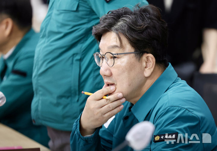 [강릉=뉴시스] 김명년 기자 = 권성동 국민의힘 의원이 9일 오후 강원 강릉시청에서 열린 범정부 가뭄대응 현장지원반 간담회에서 생각에 잠겨 있다. 이날 국회에서 열린 본회의에서 통일교 측으로부터 불법 정치자금을 받은 혐의로 구속 영장이 청구된 국민의힘 권성동 의원에 대한 체포동의안이 보고됐다. 2025.09.09. kmn@newsis.com