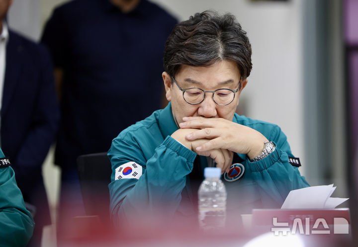 [강릉=뉴시스] 김명년 기자 = 권성동 국민의힘 의원이 9일 오후 강원 강릉시청에서 열린 범정부 가뭄대응 현장지원반 간담회에서 생각에 잠겨 있다. 이날 국회에서 열린 본회의에서 통일교 측으로부터 불법 정치자금을 받은 혐의로 구속 영장이 청구된 국민의힘 권성동 의원에 대한 체포동의안이 보고됐다. 2025.09.09. kmn@newsis.com