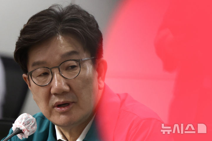 [강릉=뉴시스] 김명년 기자 = 권성동 국민의힘 의원이 9일 오후 강원 강릉시청에서 열린 범정부 가뭄대응 현장지원반 간담회에서 발언하고 있다. 이날 국회에서 열린 본회의에서 통일교 측으로부터 불법 정치자금을 받은 혐의로 구속 영장이 청구된 국민의힘 권성동 의원에 대한 체포동의안이 보고됐다. 2025.09.09. kmn@newsis.com