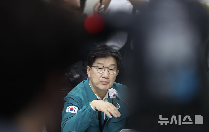 [강릉=뉴시스] 김명년 기자 = 권성동 국민의힘 의원이 9일 오후 강원 강릉시청에서 열린 범정부 가뭄대응 현장지원반 간담회에서 발언하고 있다. 이날 국회에서 열린 본회의에서 통일교 측으로부터 불법 정치자금을 받은 혐의로 구속 영장이 청구된 국민의힘 권성동 의원에 대한 체포동의안이 보고됐다. 2025.09.09. kmn@newsis.com