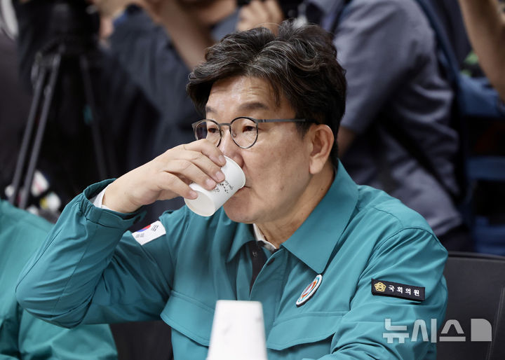 [강릉=뉴시스] 김명년 기자 = 권성동 국민의힘 의원이 9일 오후 강원 강릉시청에서 열린 범정부 가뭄대응 현장지원반 간담회에서 물을 마시고 있다. 이날 국회에서 열린 본회의에서 통일교 측으로부터 불법 정치자금을 받은 혐의로 구속 영장이 청구된 국민의힘 권성동 의원에 대한 체포동의안이 보고됐다. 2025.09.09. kmn@newsis.com