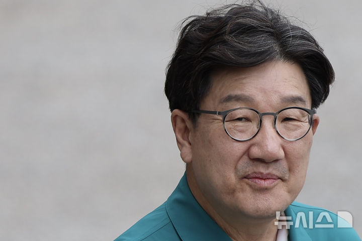 [강릉=뉴시스] 김명년 기자 = 권성동 국민의힘 의원이 9일 오후 강원 강릉시청에서 열린 범정부 가뭄대응 현장지원반 간담회에 앞서 장동혁 대표를 기다리고 있다. 이날 국회에서 열린 본회의에서 통일교 측으로부터 불법 정치자금을 받은 혐의로 구속 영장이 청구된 국민의힘 권성동 의원에 대한 체포동의안이 보고됐다. 2025.09.09. kmn@newsis.com