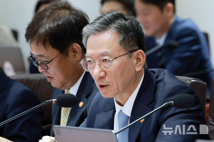 [서울=뉴시스] 고범준 기자 = 정성호 법무부 장관이 지난 9일 서울 용산 대통령실 청사에서 열린 제41회 국무회의에서 민생경제 회복·안정 대책 토론 발언을 하고 있다. 2025.09.09. bjko@newsis.com