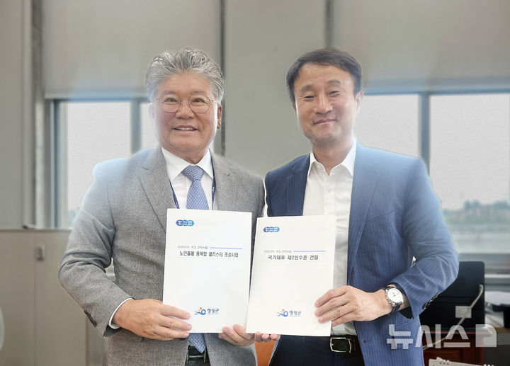 [영광=뉴시스] 장세일 전남 영광군수(왼쪽)가 8일 국회를 찾아 한병도 예산결산특별위원장에게 내년 지역 핵심 현안 사업 추진에 쓰일 국비 반영을 요청하고 있다. (사진=영광군 제공) photo@newsis.com *재판매 및 DB 금지