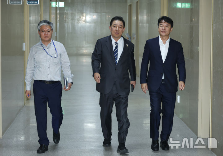 [서울=뉴시스] 고승민 기자 = 김병기 더불어민주당 원내대표(국회 운영위원장)과 문진석 원내운영수석부대표가 9일 서울 여의도 국회에서 송언석 국민의힘 원내대표와의 회동을 위해 운영위원장실로 향하고 있다. 2025.09.09. kkssmm99@newsis.com