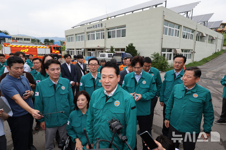[강릉=뉴시스] 김명년 기자 = 장동혁 국민의힘 대표가 9일 오후 강원 강릉시 홍제정수장을 찾아 가뭄 대응 운반급수 현황을 점검한 뒤 발언하고 있다. 2025.09.09. kmn@newsis.com