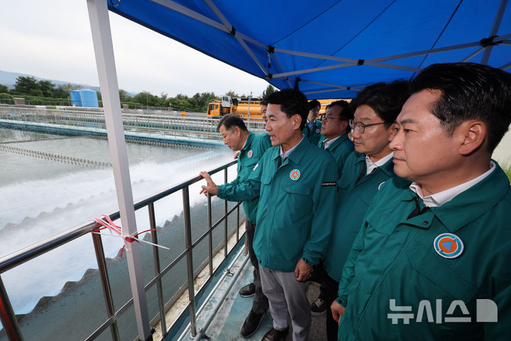 [강릉=뉴시스] 김명년 기자 = 장동혁 국민의힘 대표가 9일 오후 강원 강릉시 홍제정수장을 찾아 가뭄 대응 운반급수 현장점검을 하고 있다. 2025.09.09. kmn@newsis.com