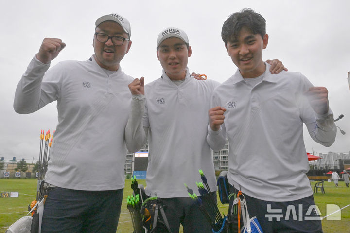 [광주=뉴시스] 이영주 기자 = 9일 오후 광주 남구 광주국제양궁장에서 열린 광주2025현대세계양궁선수권대회 리커브 남자 단체전 4강전, 대한민국 남자 국가대표팀이 결승에 진출한 뒤 환호하고 있다. 왼쪽부터 김우진·이우석·김제덕. 2025.09.09. leeyj2578@newsis.com