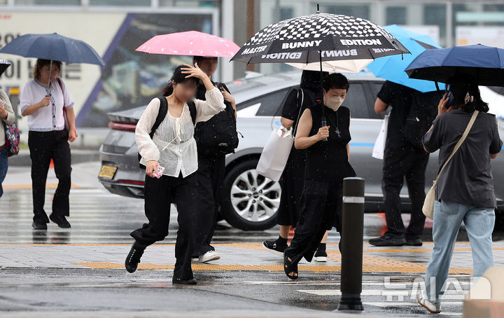 [대구=뉴시스] 이무열 기자 = 비가 내리는 9일 대구 동구 동대구역 인근에서 우산을 준비하지 못한 한 시민이 손으로 머리를 가린 채 이동하고 있다. 2025.09.09. lmy@newsis.com
