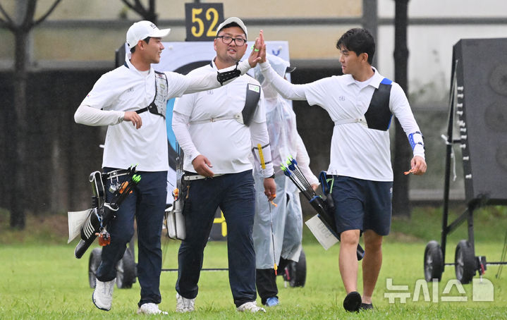 [광주=뉴시스] 이영주 기자 = 9일 오후 광주 남구 광주국제양궁장에서 열린 광주2025현대세계양궁선수권대회 리커브 남자 단체전 4강전, 대한민국 남자 국가대표팀이 결승에 진출한 뒤 환호하고 있다. 왼쪽부터 이우석·김우진·김제덕. 2025.09.09. leeyj2578@newsis.com